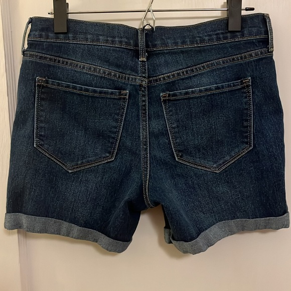Size 6 Old Navy Dark-Wash Cuffed Denim Shorts - Picture 2 of 4